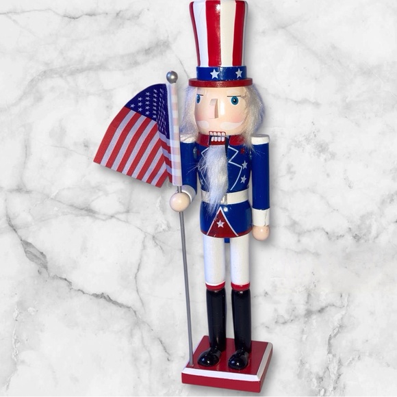 USA Uncle Sam Patriotic Nutcracker with American Flag NEW - Picture 1 of 4